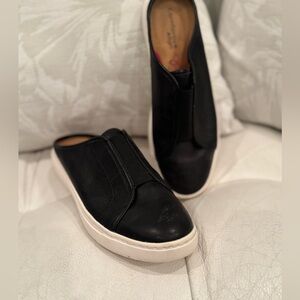 Black slide sneakers by Comfortiva
